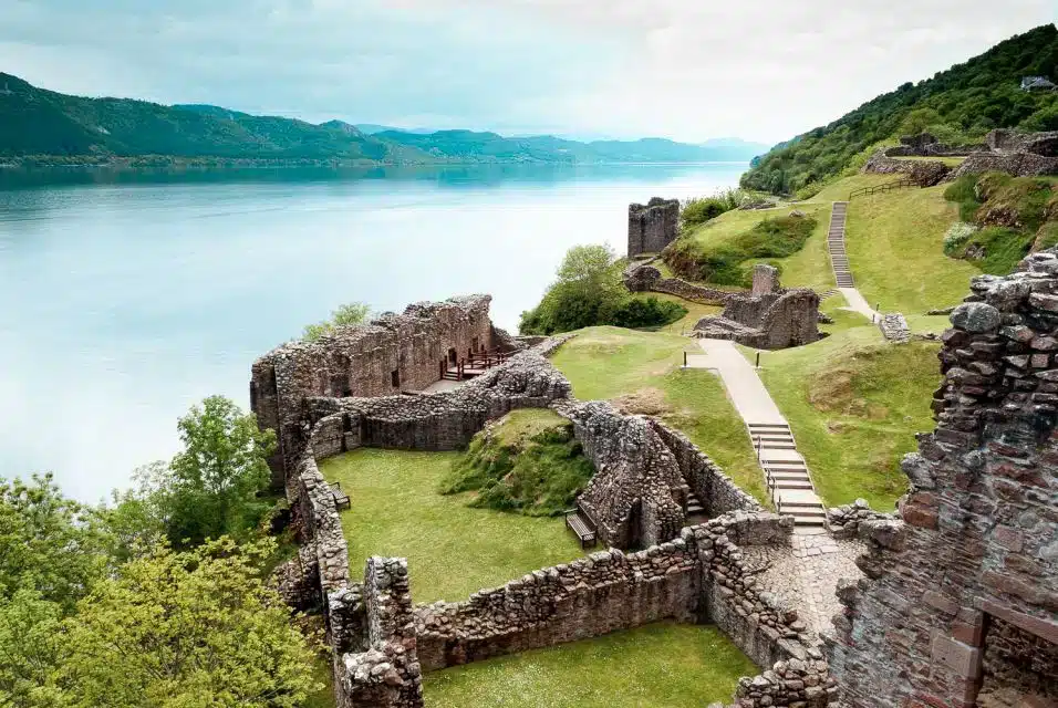 Urquhart Castle und Loch Ness