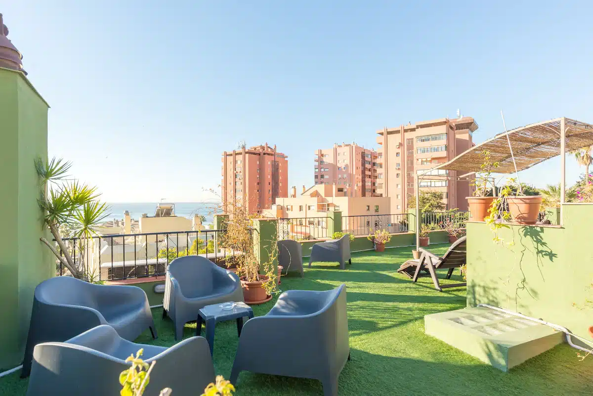 Sitzbereich auf der Dachterrasse des Hotel California in Málaga