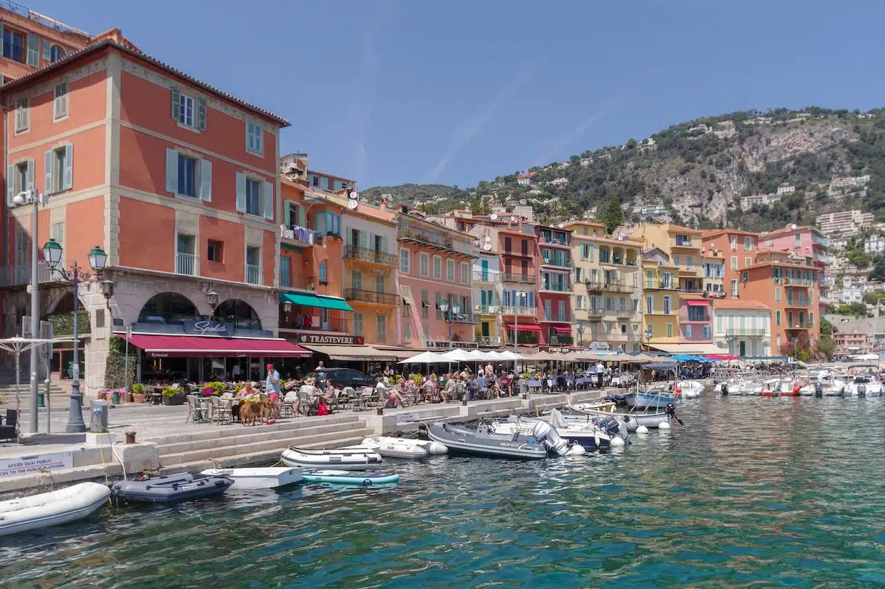 Hafen und bunte Häuser in Villefranche-sur-Mer