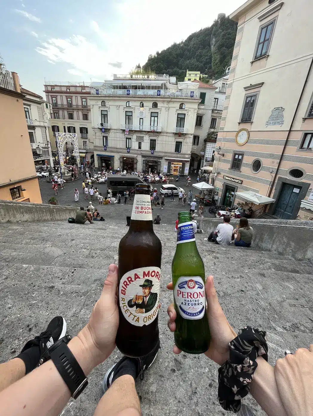 Zwei Bierflaschen vor dem Hauptplatz von Amalfi