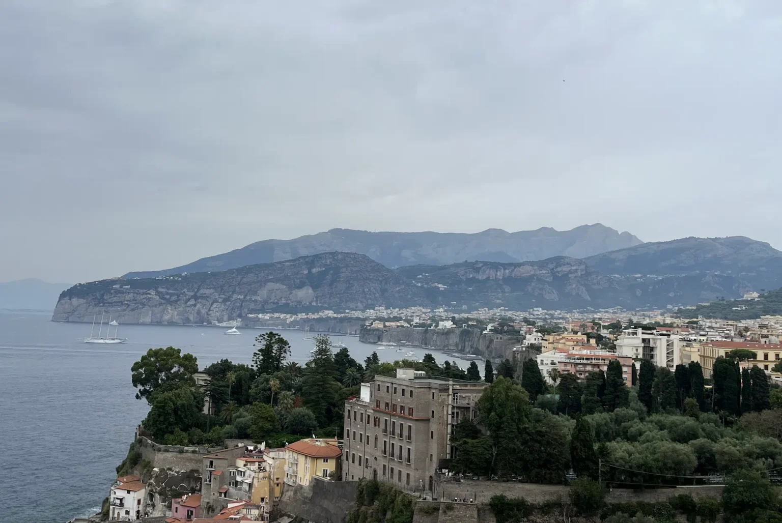Blick auf Sorrent und die Küste am Golf von Neapel