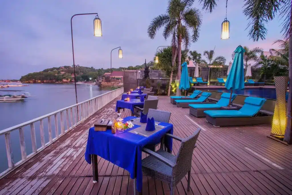 Lembongan Bay Shore Huts pool und restaurant