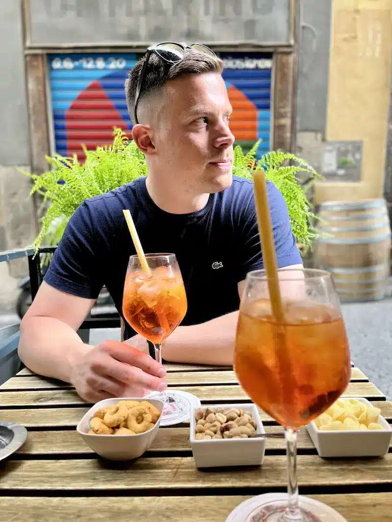 Reiseblogger im spanischen Viertel von Neapel