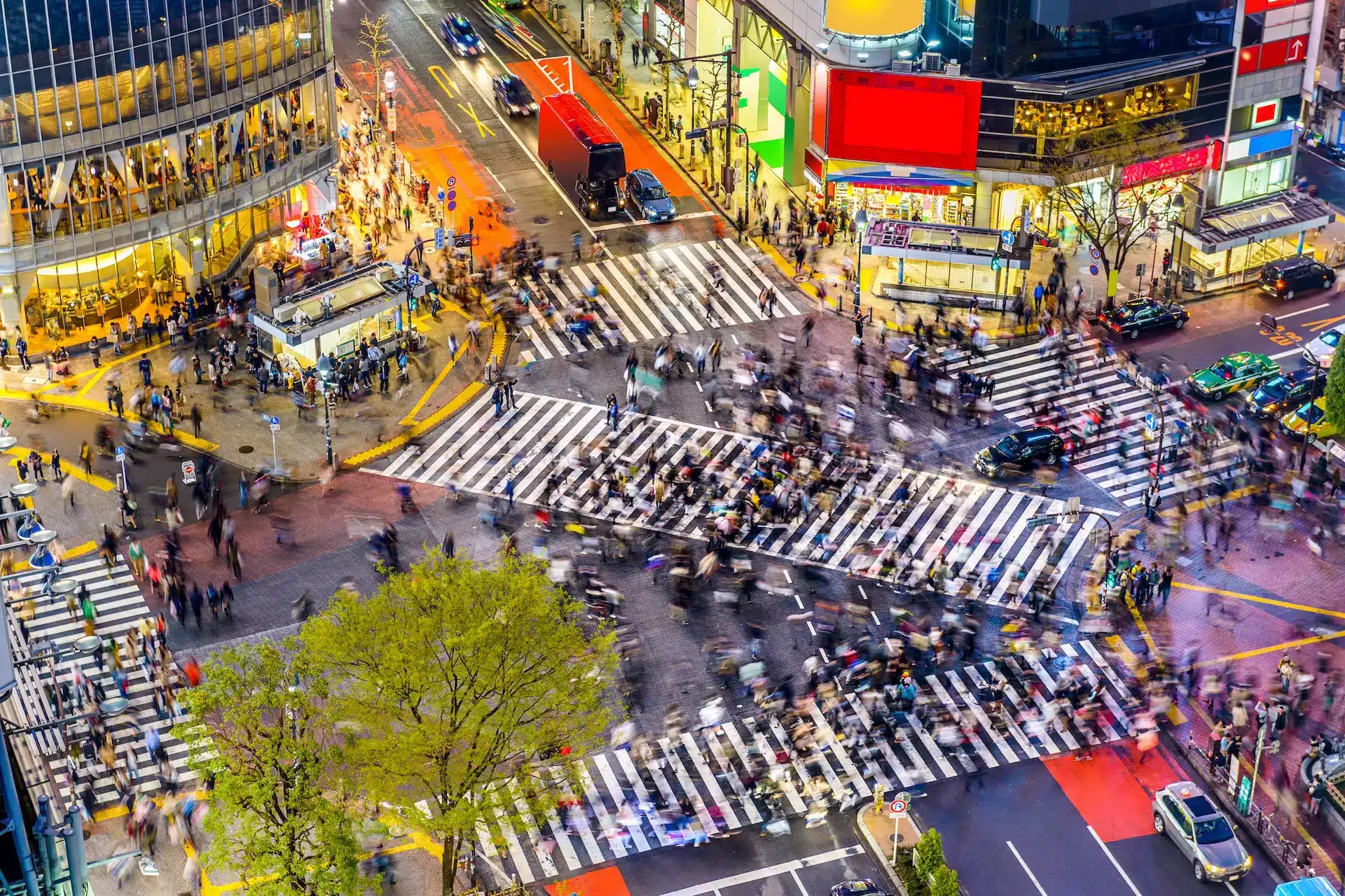 Die beleuchtete Shibuya-Kreuzung in Tokio am Abend