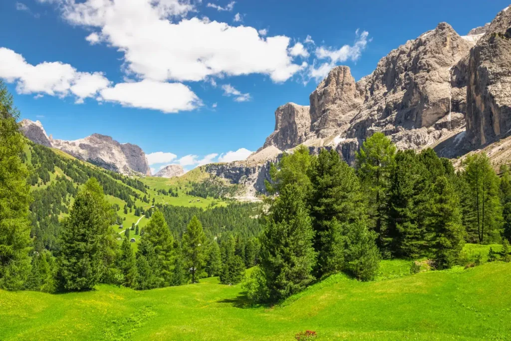 Panoramablick auf die Dolomiten in Italien
