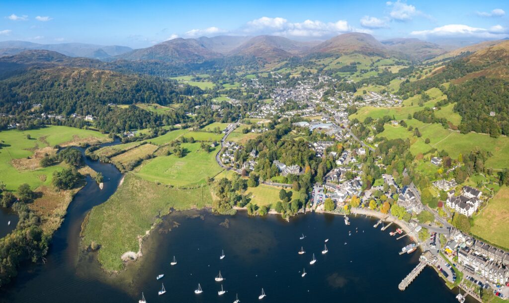 Luftaufnahme von Ambleside mit Booten am nördlichen Ende des Windermere