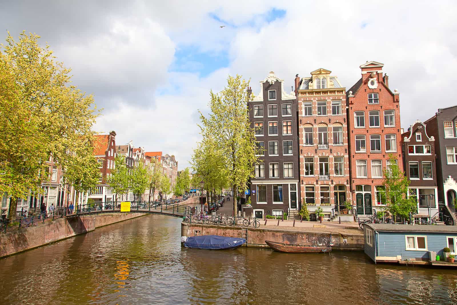 Grachtenhäuser und Wasser in Amsterdam