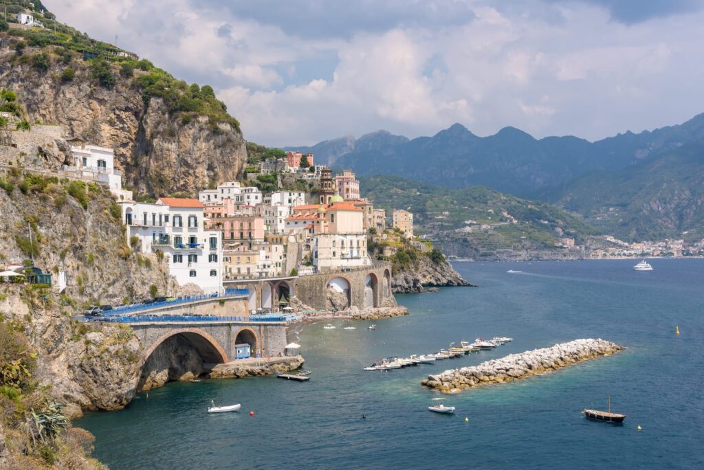 Atrani an der Amalfiküste Der kleine Küstenort Atrani mit Strand und Torbögen