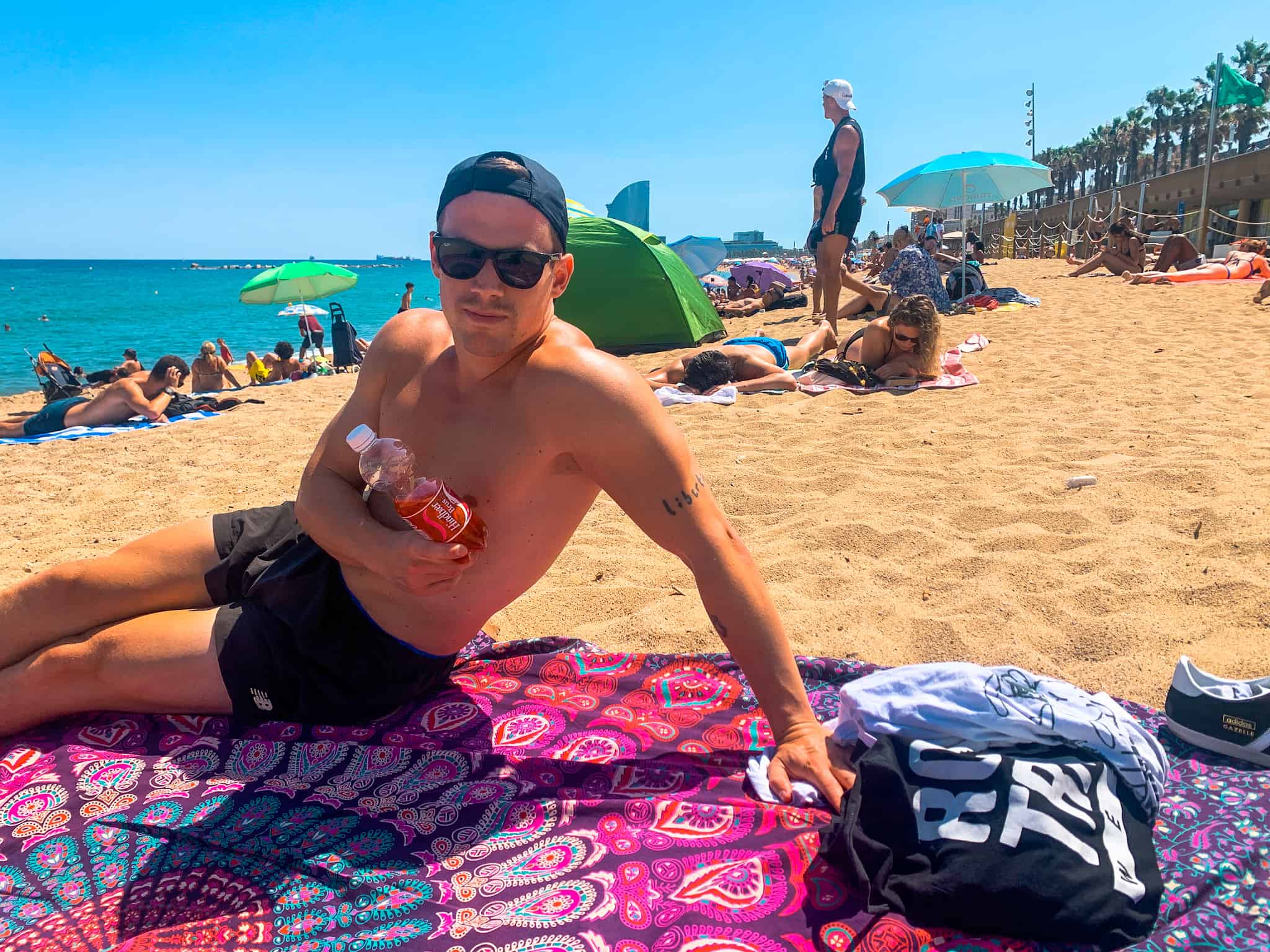 Kristoffer mit einem Getränk am Barceloneta-Strand