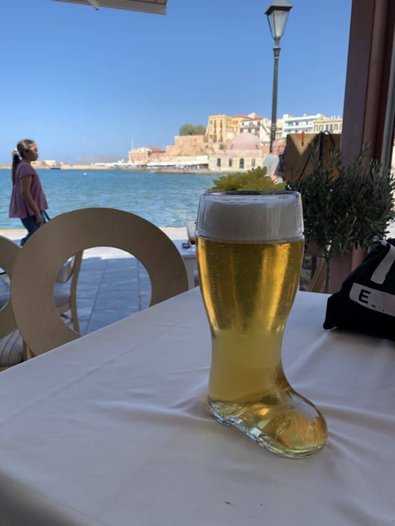 Großes Bier in einem Stiefelglas am Hafen von Chania