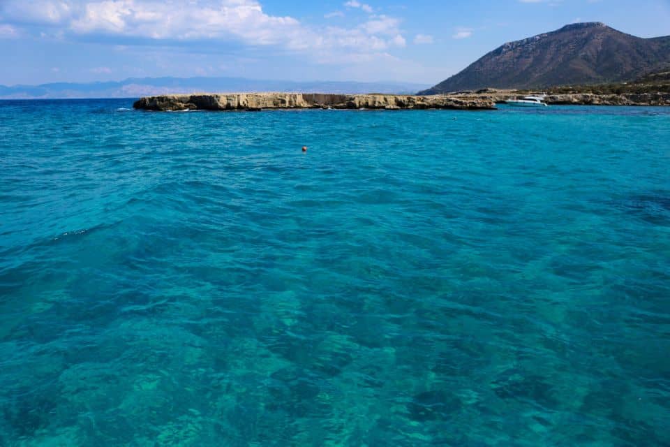 Türkisfarbenes Wasser an der Blauen Lagune bei Akamas
