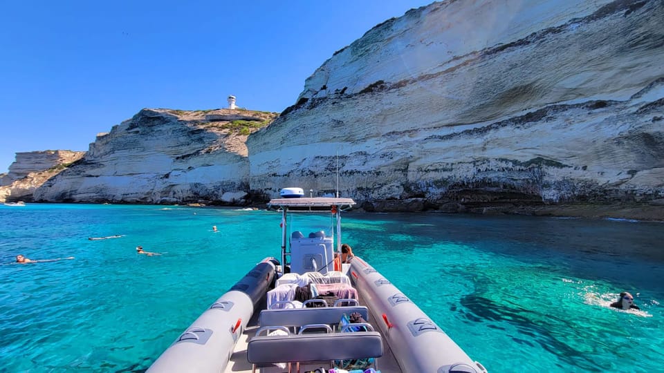 Bonifacio vom Boot aus Boot unterhalb der weißen Kalksteinklippen von Bonifacio auf Korsika