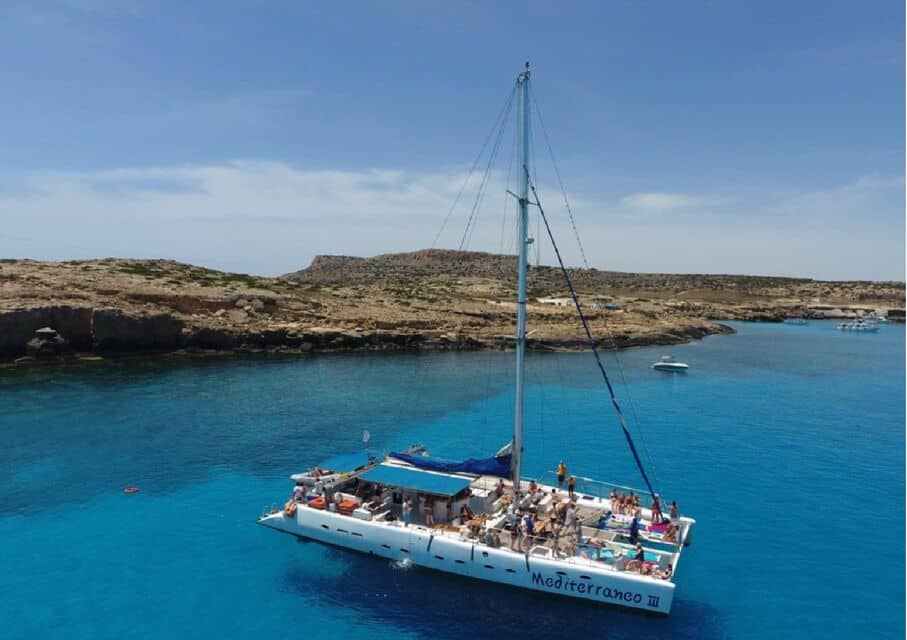 Ausflugsboot vor der Küste im Osten Zyperns