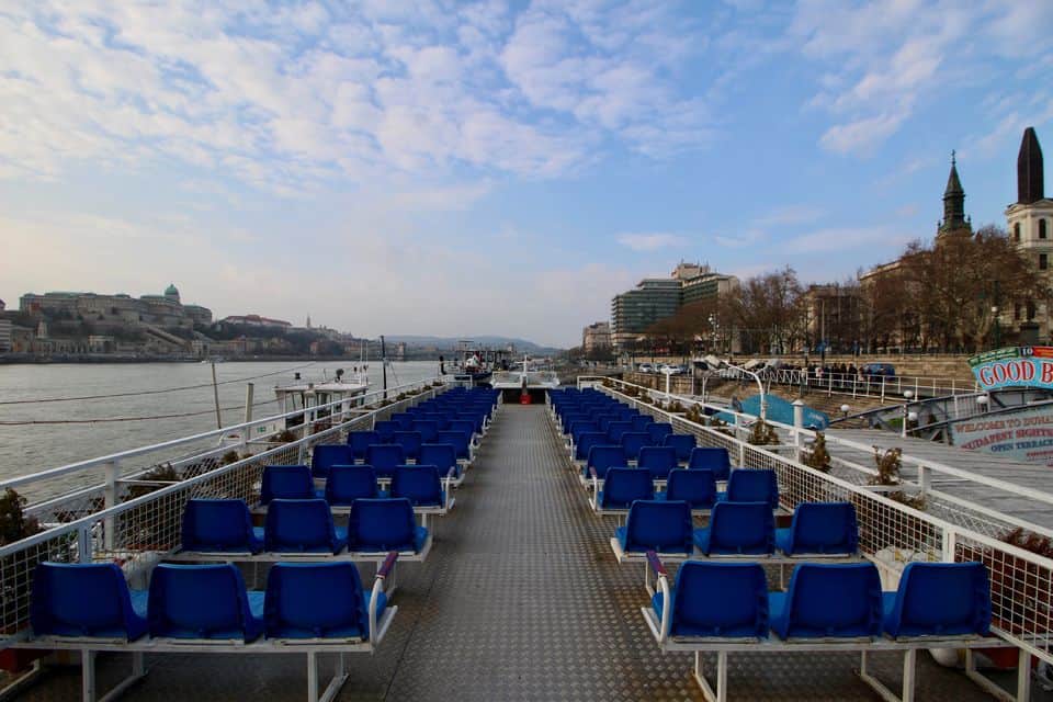 Bootsfahrt auf der Donau Ausflugsboot auf der Donau in Budapest