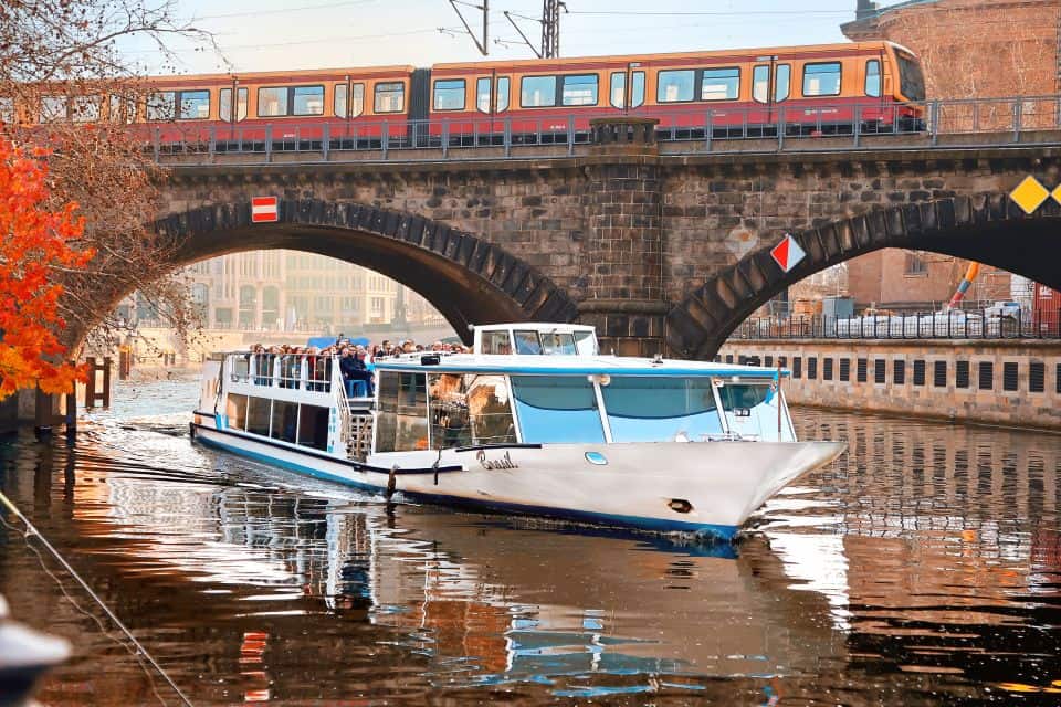 Bootsfahrt auf der Spree Ausflugsboot auf der Spree in Berlin