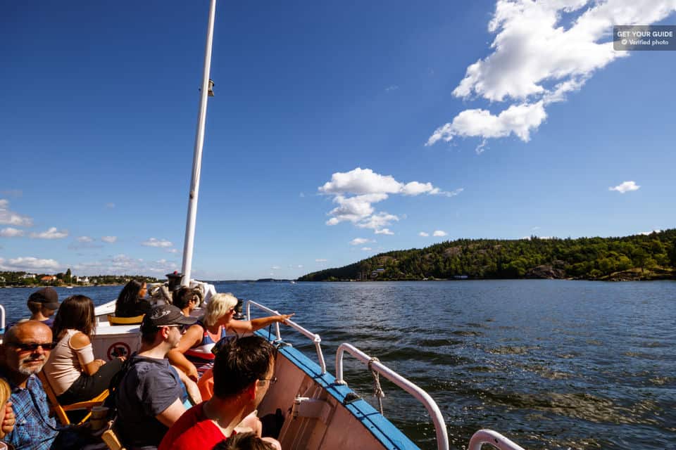 Boot zwischen den Inseln im Stockholmer Schärengarten