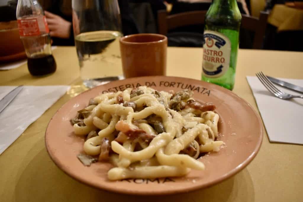 Teller mit Carbonara in der Osteria di Fortunata
