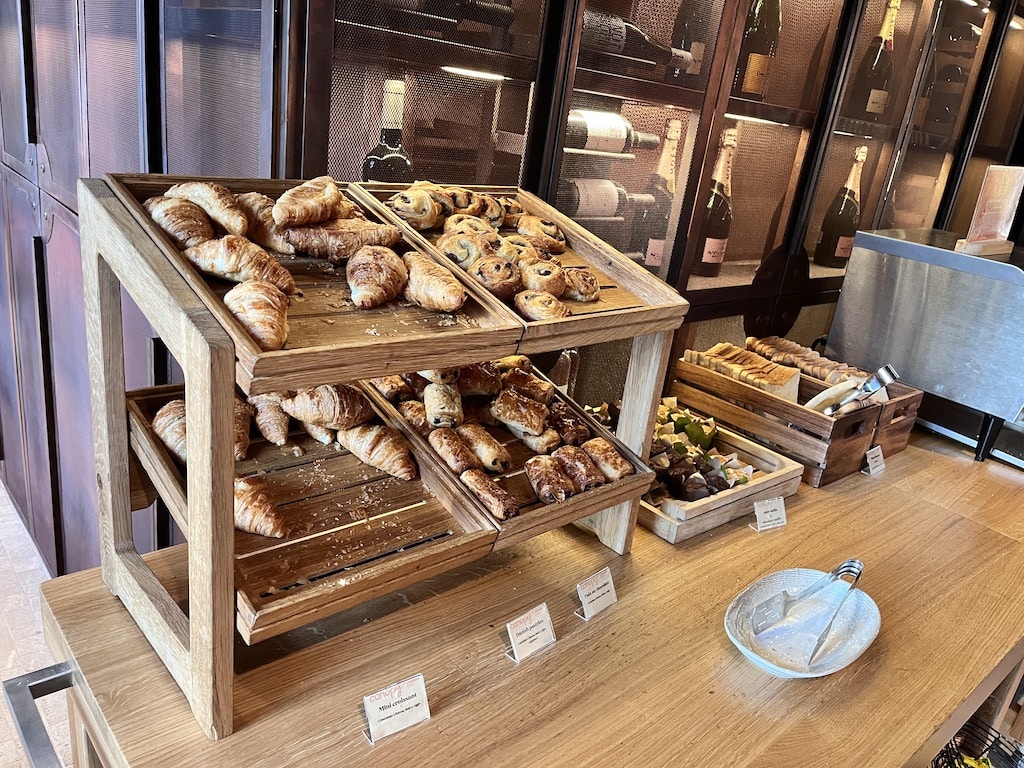 Croissants und Kuchen am Frühstücksbuffet