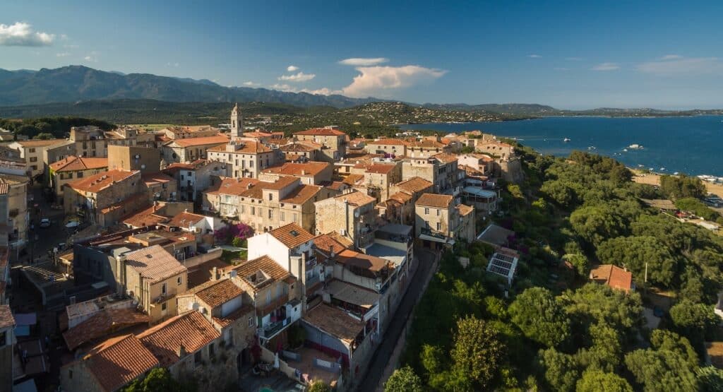 Die Altstadt von Porto-Vecchio Gasse im historischen Zentrum von Porto-Vecchio auf Korsika