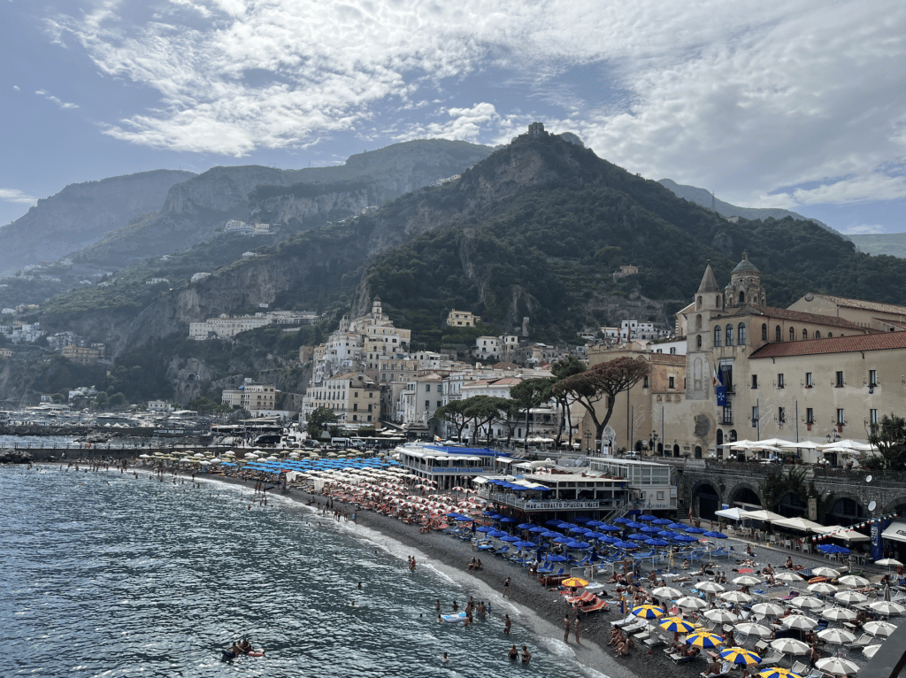 Die Stadt Amalfi Die Stadt Amalfi und die Berge an der Amalfiküste