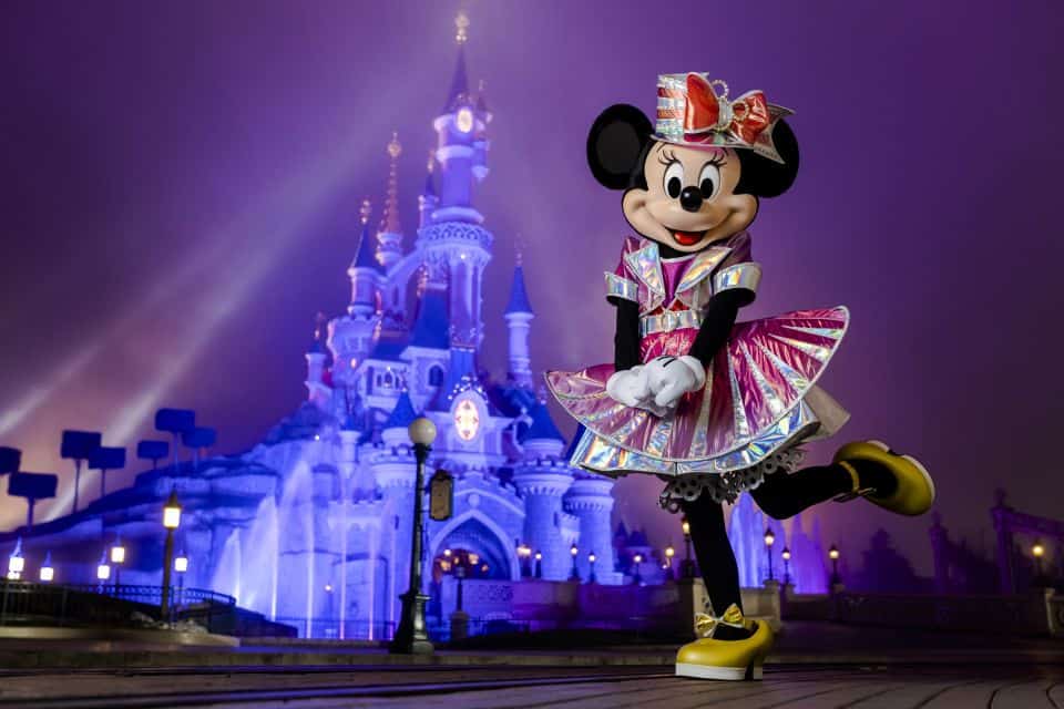 Disneyland Paris Minnie Maus vor dem beleuchteten Schloss im Disneyland Paris