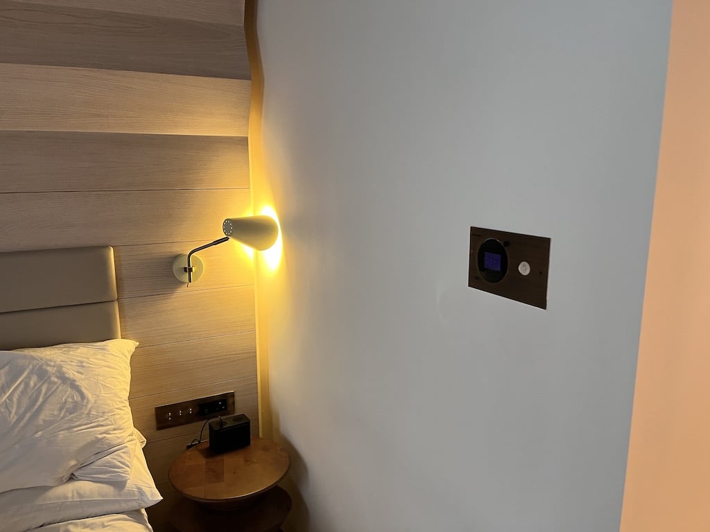 Display der Klimaanlage im Zimmer