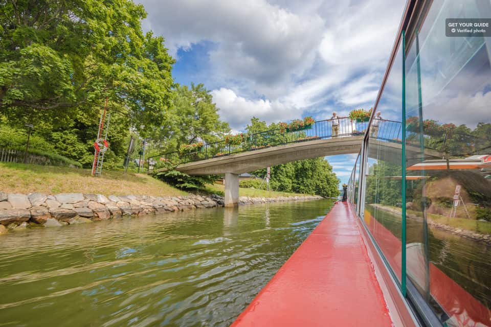 Bootsfahrt entlang der Insel Djurgården in Stockholm