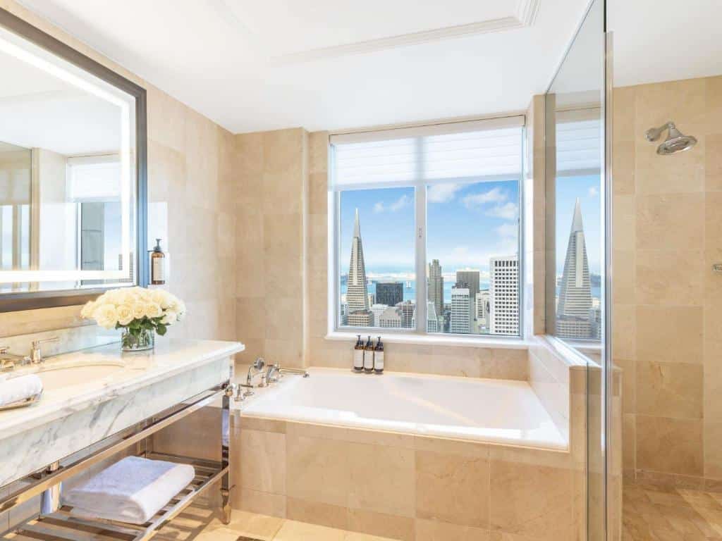 Badezimmer mit Badewanne und Fenster mit Stadtblick im Fairmont San Francisco