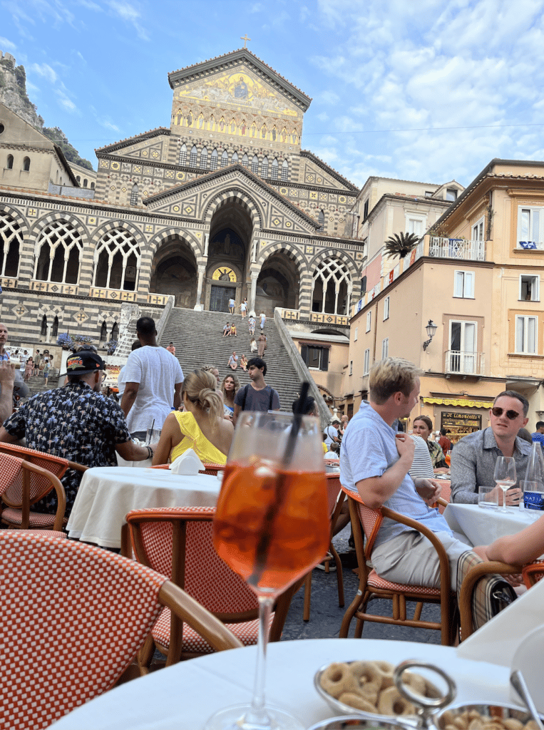 Essen und Stadtleben in Amalfi Der zentrale Platz in Amalfi mit Restaurants