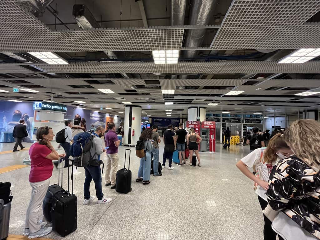 Warteschlange an den Fahrkartenautomaten am Flughafen Fiumicino