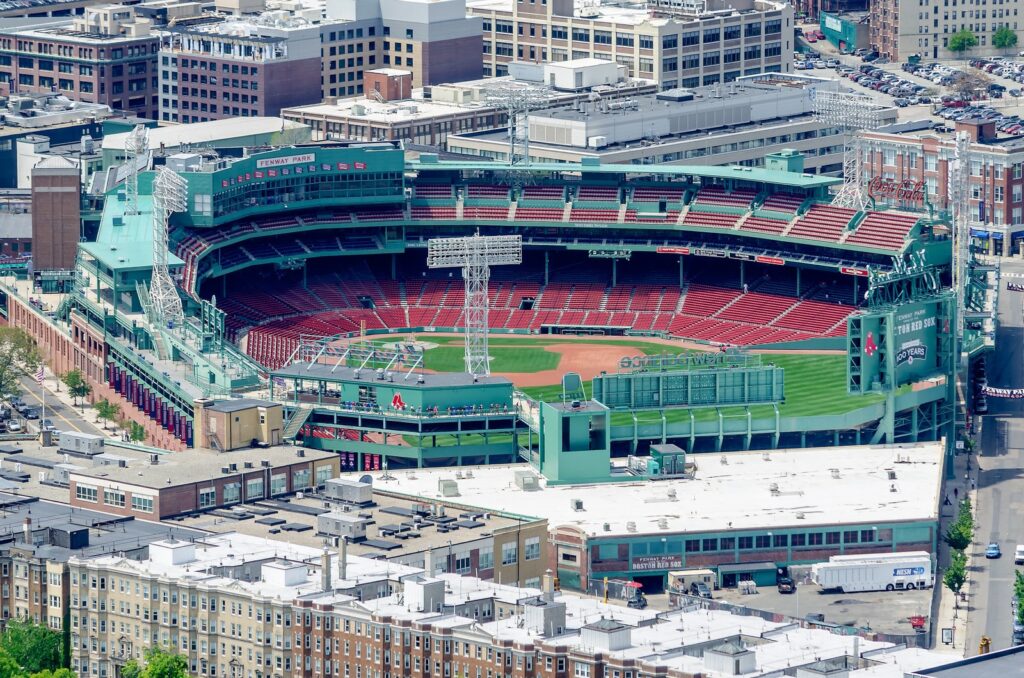 Luftaufnahme des Baseballfelds und der Tribünen im Fenway Park