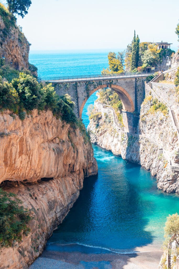 Fiordo di Furore Brücke und schmale Meeresbucht am Fiordo di Furore