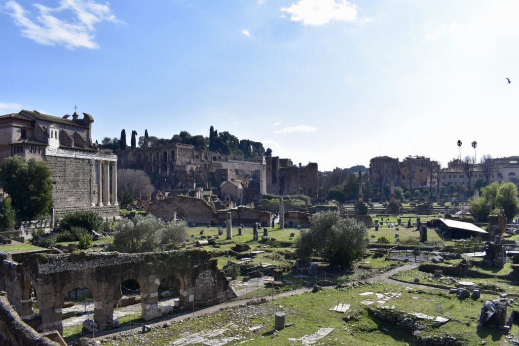 Historische Ruinen im ruhigen Forum Romanum
