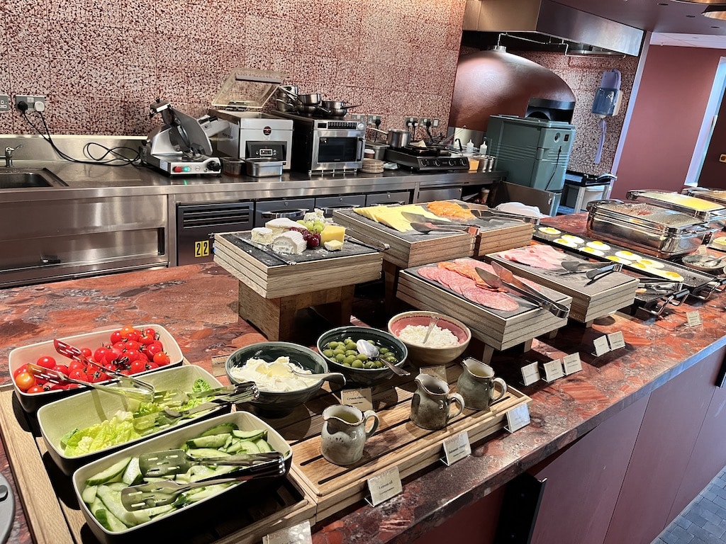 Frühstück im Canopy by Hilton London City