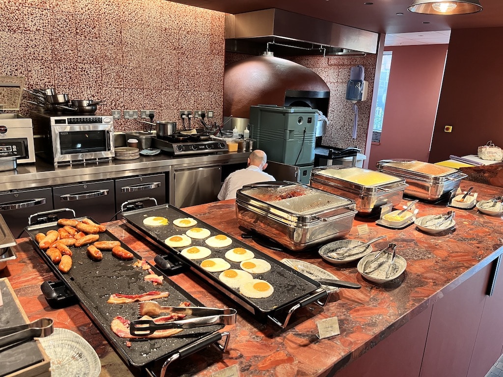 Frühstücksbuffet mit Full English Breakfast