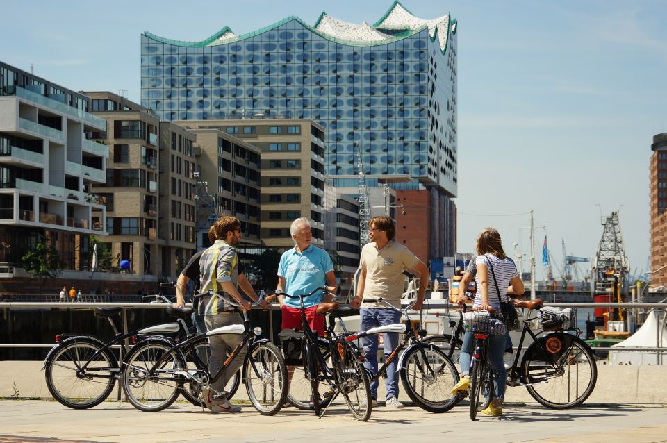 Reisende auf einer geführten Fahrradtour durch Hamburg