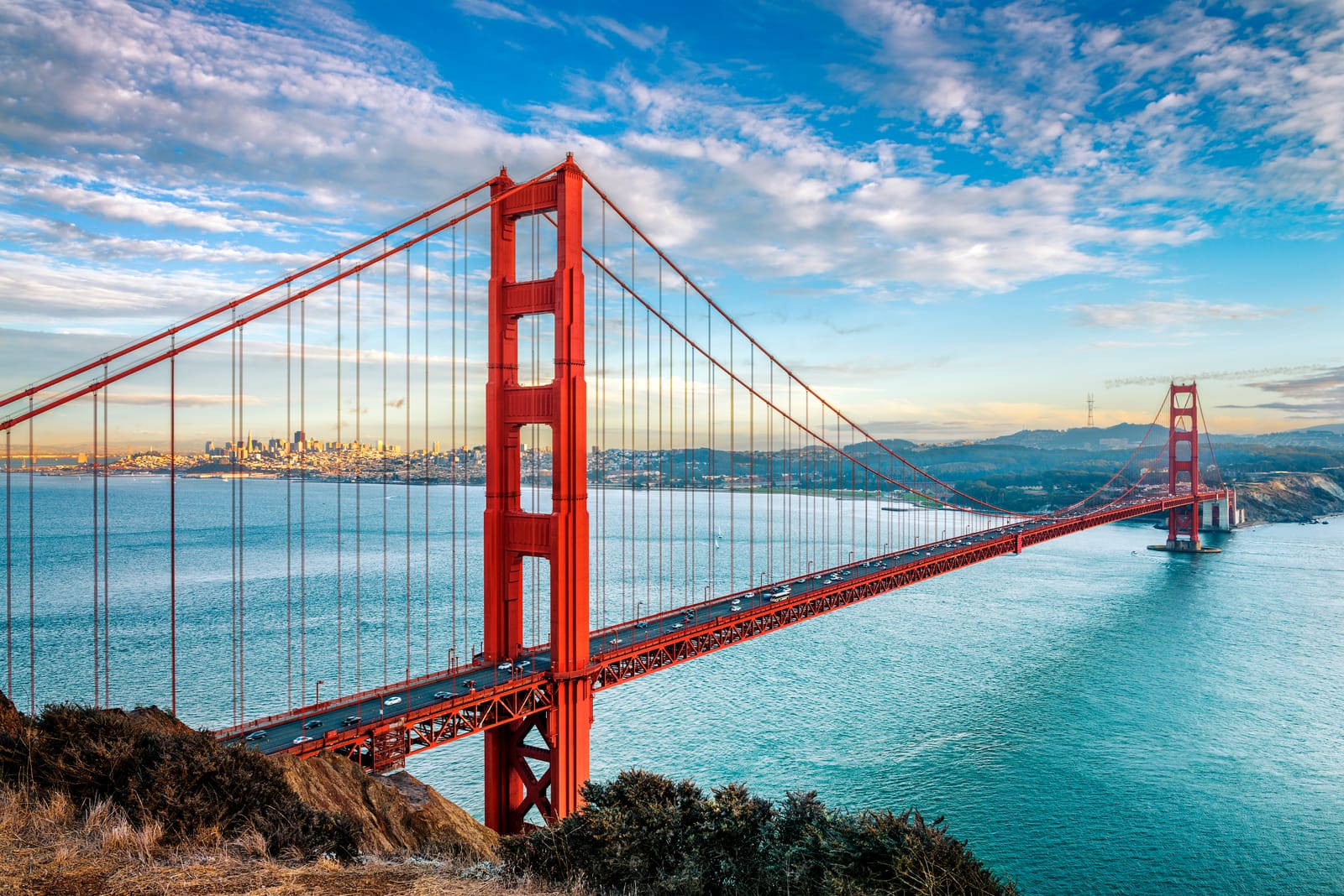 Die Golden Gate Bridge über der Bucht von San Francisco unter einem bewölkten Himmel