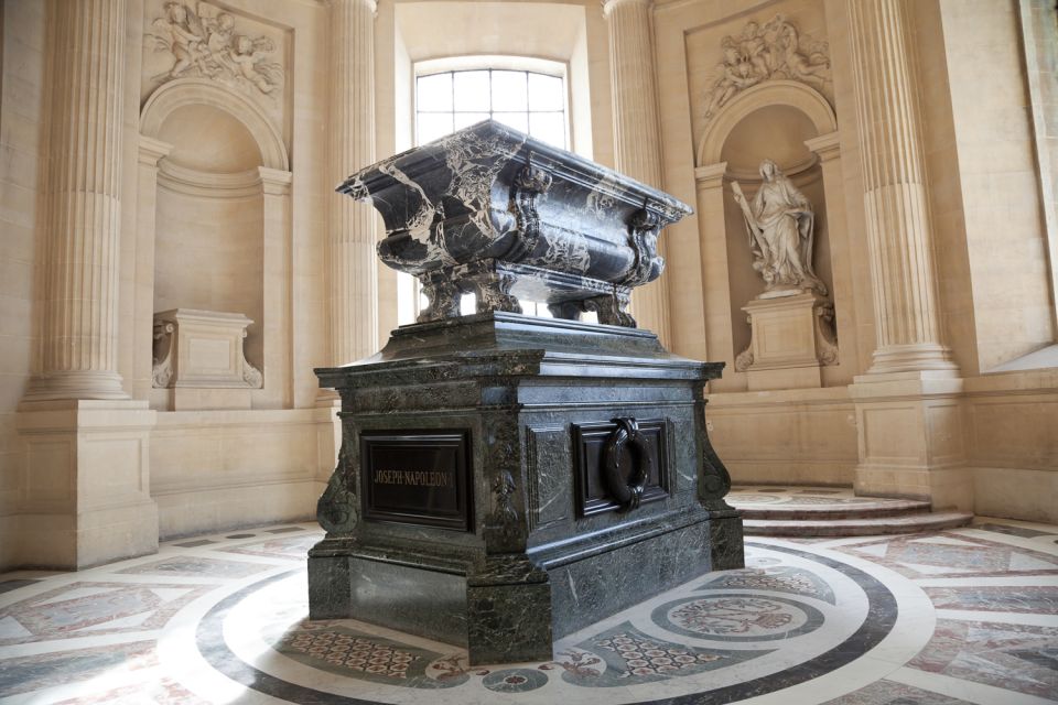 Grabmal im Invalidendom Historisches Grabmal im Invalidendom in Paris