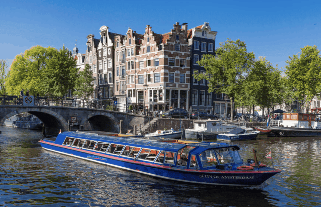 Grachtenfahrt in Amsterdam Boot bei einer Grachtenfahrt in Amsterdam