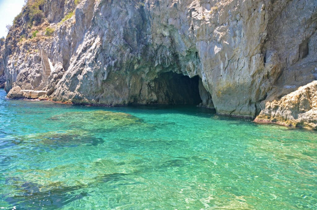 Grotta dello Smeraldo Grün leuchtendes Wasser in der Smaragdgrotte an der Amalfiküste