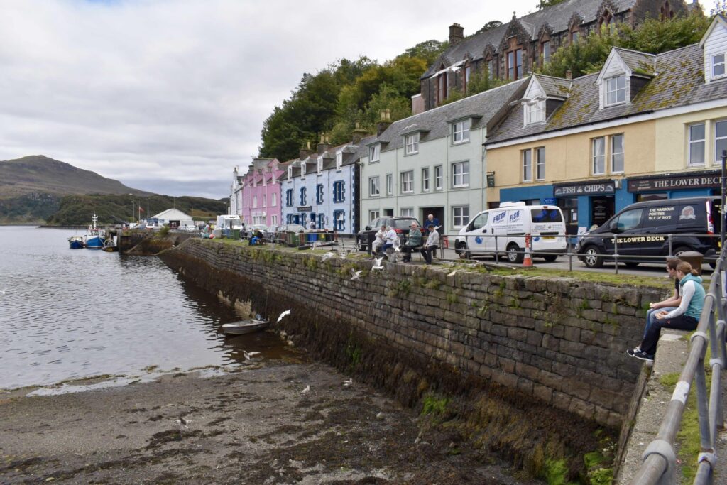 Bunte Häuser am Hafen von Portree auf der Isle of Skye