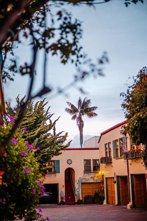 Innenhof des Marina Motels mit Blumen, Palmen und farbigen Gebäuden