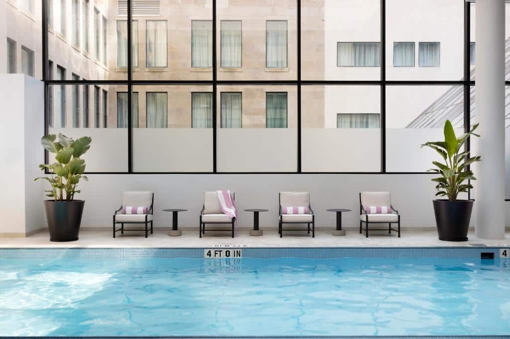 Innenpool mit Liegestühlen und großen Fenstern im The Langham, Boston