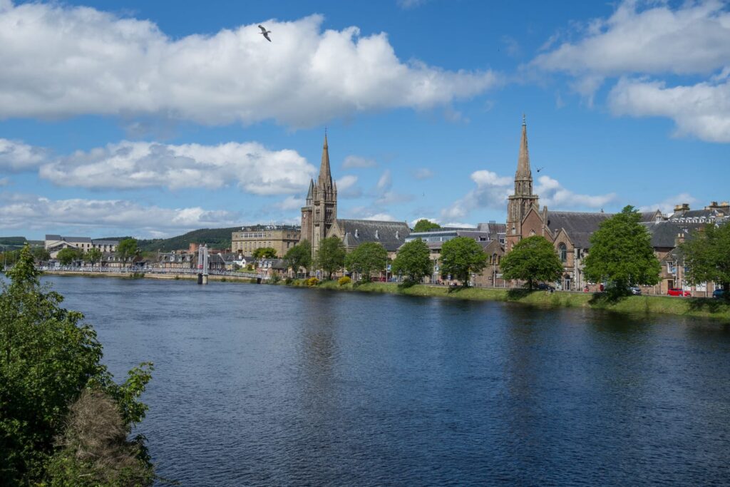 Häuser und eine Kirche am River Ness in Inverness