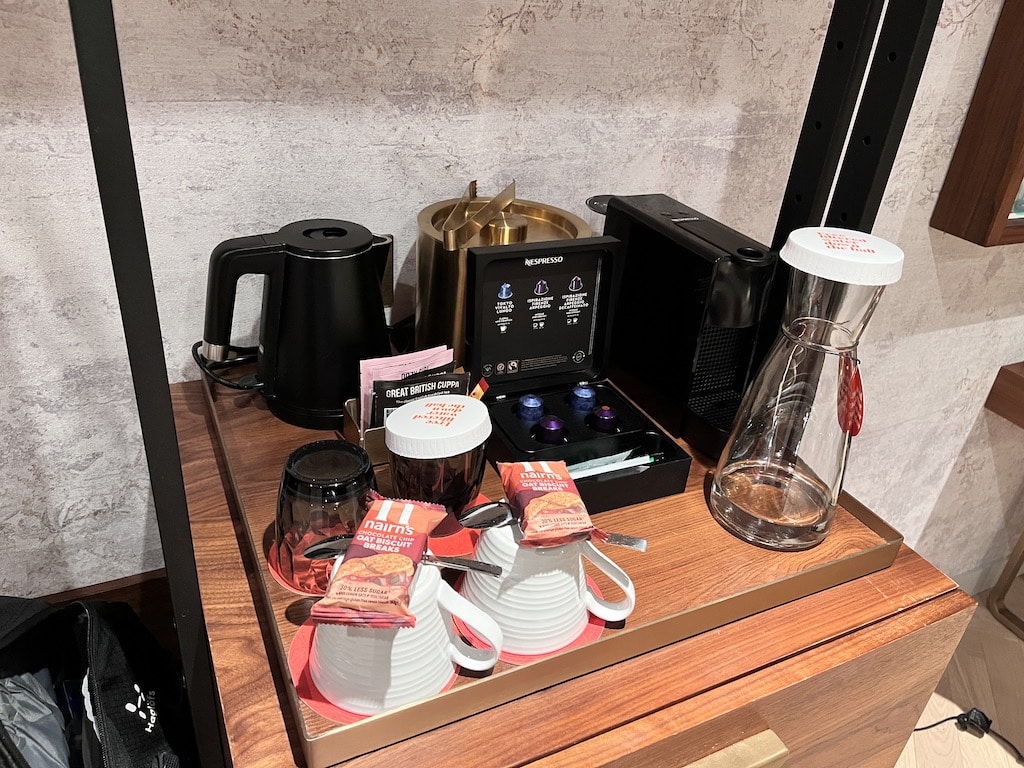 Kaffee auf dem Hotelzimmer