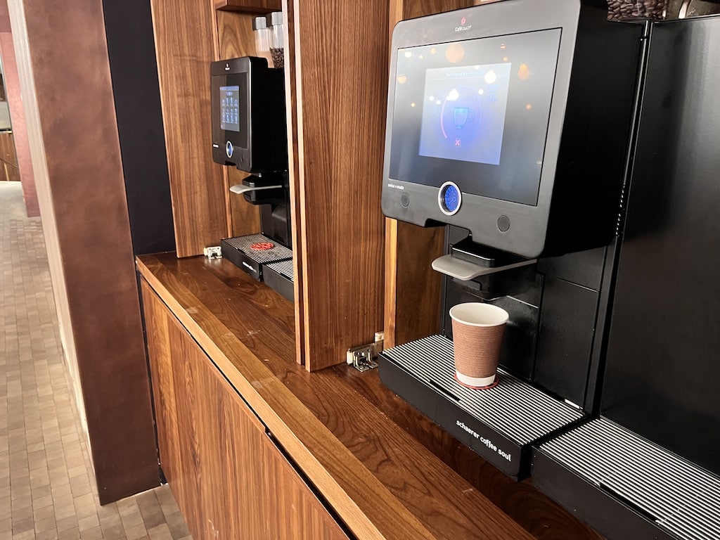 Kaffee zum Mitnehmen beim Frühstück