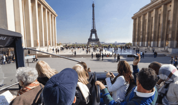 Sightseeingbus am Trocadéro Blick vom offenen Sightseeingbus am Trocadéro auf den Eiffelturm