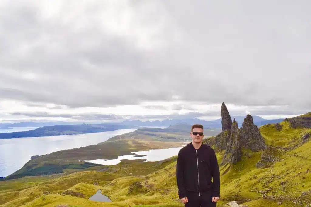 Kristoffer Føns vor dem Old Man of Storr und dem Meer auf der Isle of Skye