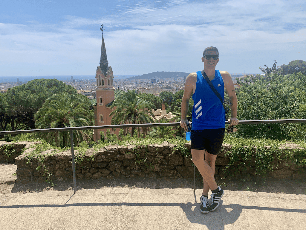 Kristoffer im Park Güell in Barcelona