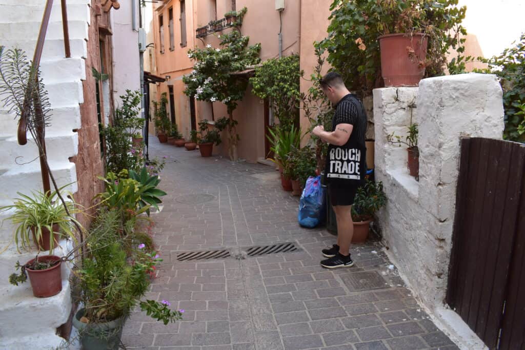 Kristoffer in einer ruhigen Seitenstraße der Altstadt von Chania